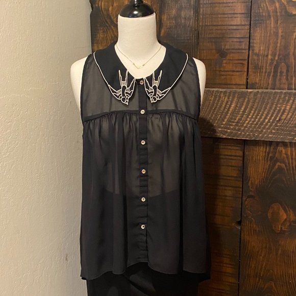 Dainty yet rock n roll sleeveless swallow blouse - Picture 2 of 6